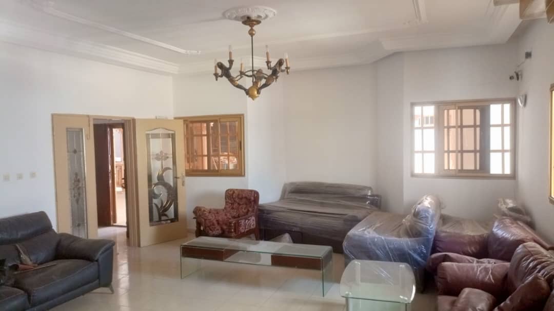 Grande villa 9 chambres 2 salons à louer à Avedji au bord du goudron – 700000 FCFA