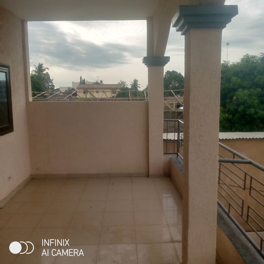 Villa duplex en location à Hédzranawoé au bord du goudron non loin de Togo 2000
