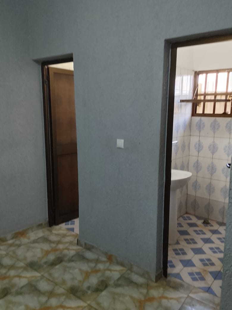 Appartement 2 chambres à louer à Djidjolé OBU – 90000 FCFA/mois