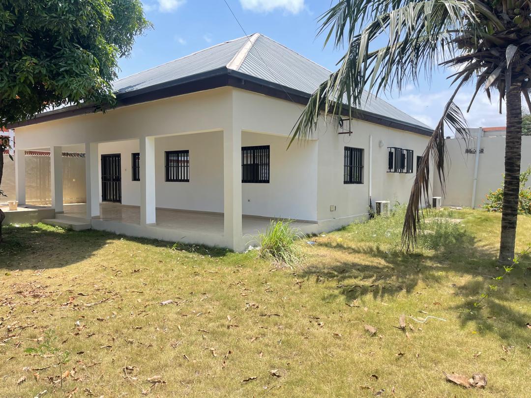 Villa basse 2 chambres à louer à Tokoin Forever – 450000 FCFA