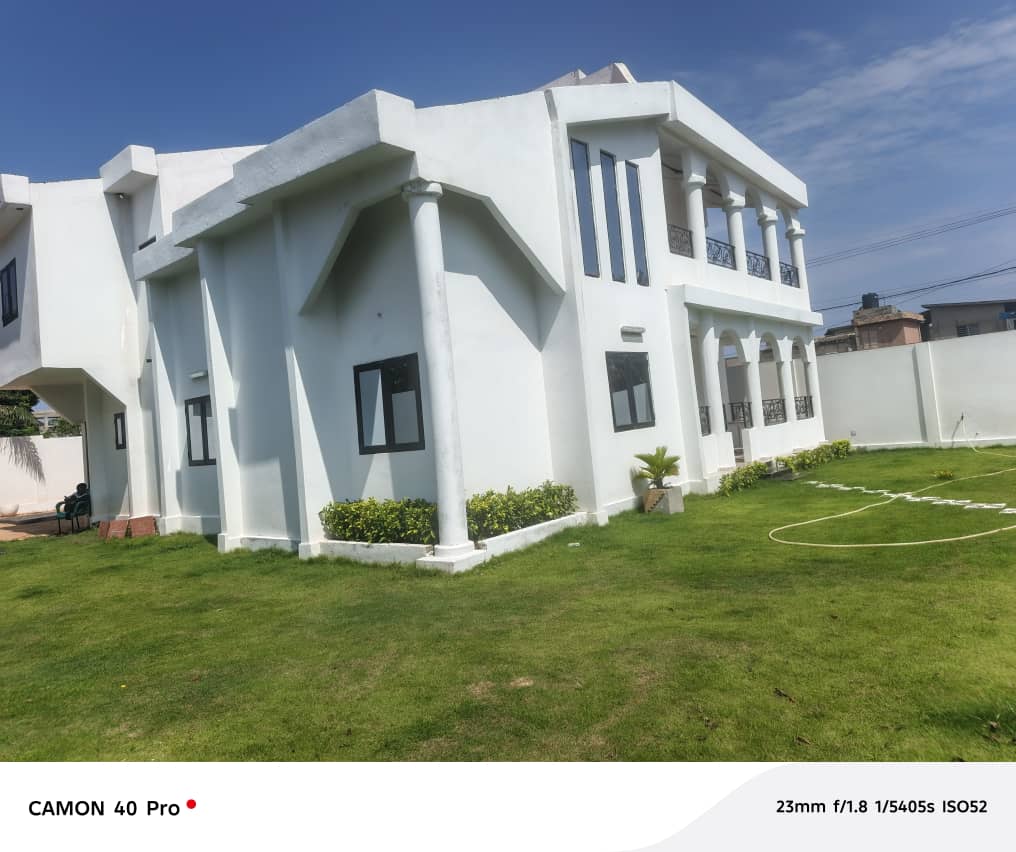 Villa 4 chambres de 750 m² en location à Togo 2000 – 550 000 FCFA