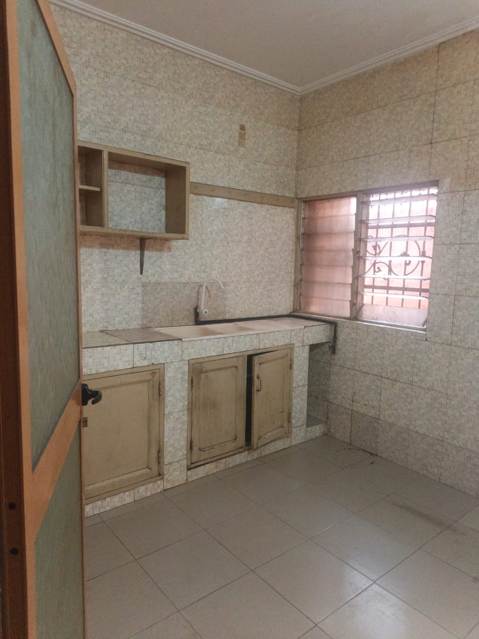 Appartement duplex 2 chambres en location à LEO 2000, à 100m du goudron – 150 000 FCFA