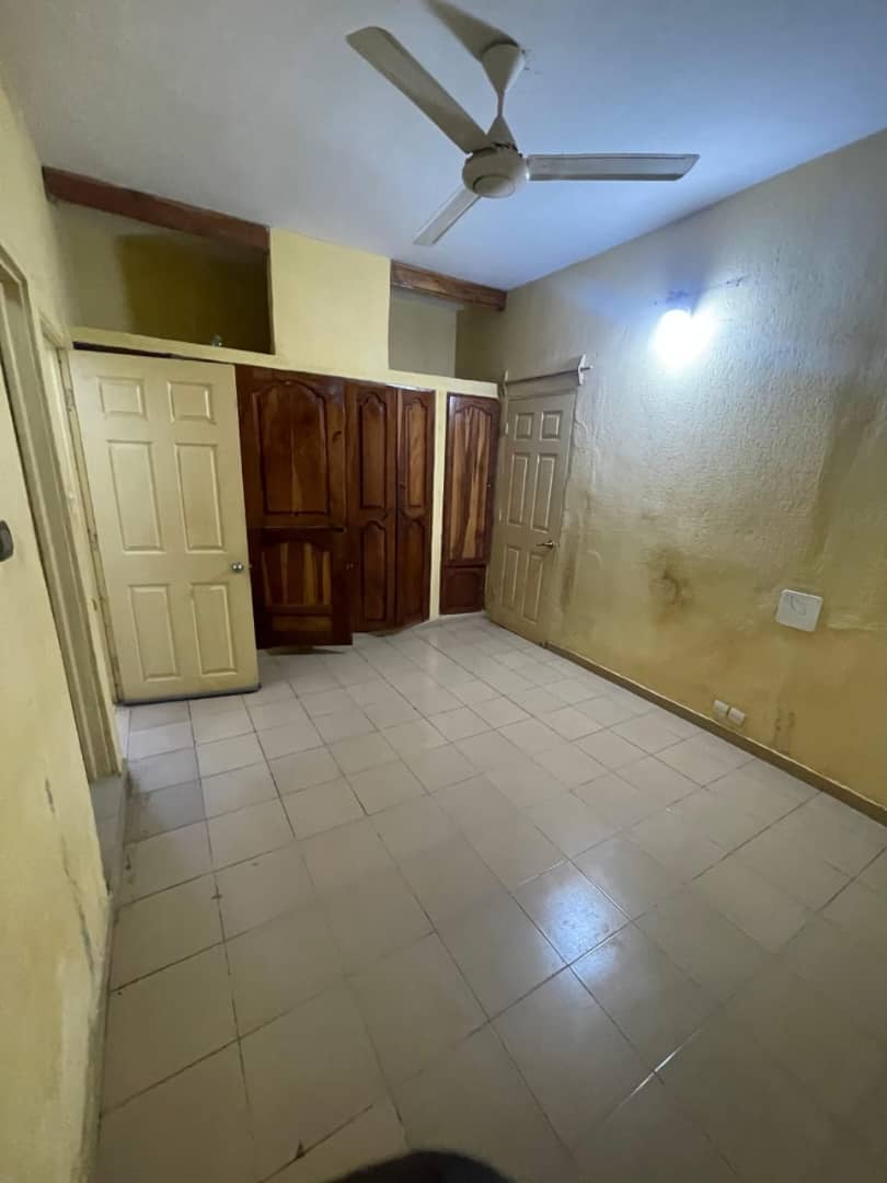 Appartement 4 chambres à louer à Agoè Camp Fir, proche du goudron – 150000 FCFA