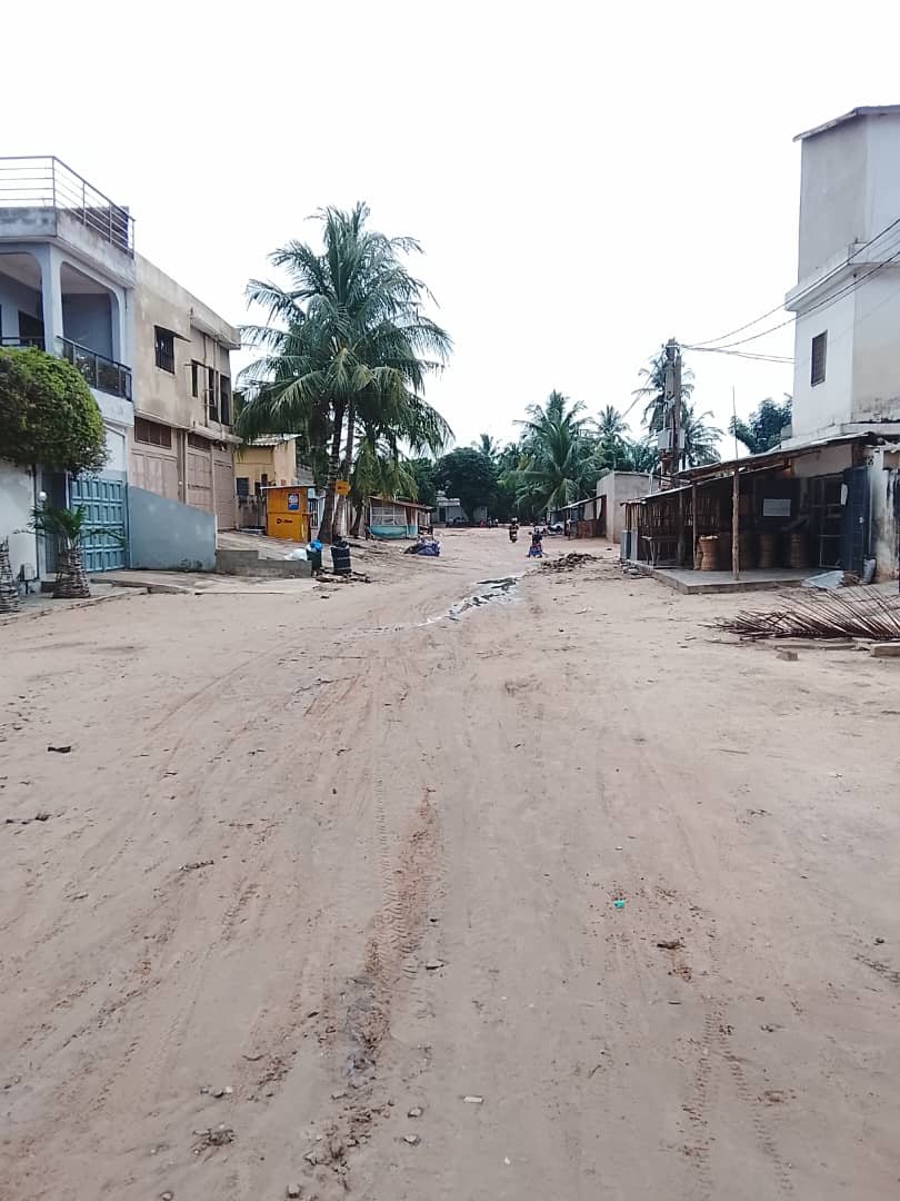 Terrain de 300 m² avec boutique 2 pièces en vente à Totsi proche du goudron – 22 millions FCFA