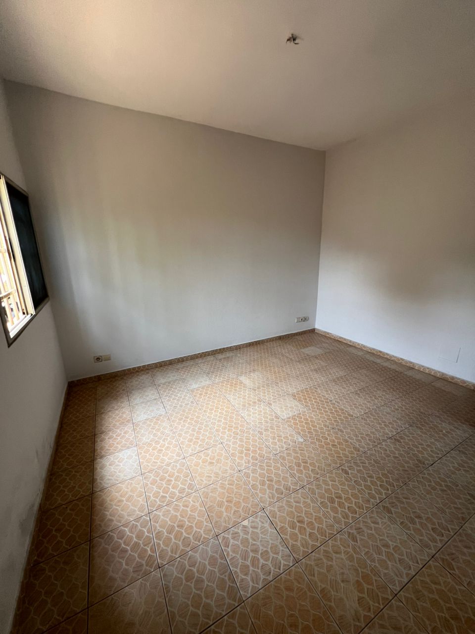 Appartement 4 chambres salon bureau en location à Attiégou près du marché – 200 mille FCFA