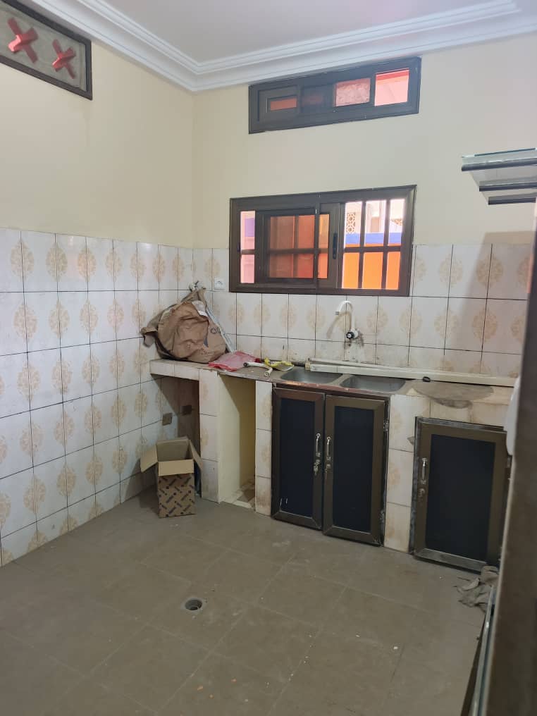 Appartement 1 pièce à louer à Totsi près de la station Total – 100 000 FCFA