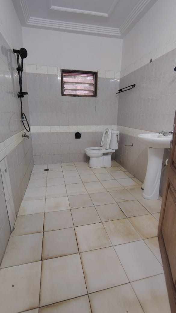 Appartement 2 chambres à louer à Léo 2000 – 75 000 FCFA