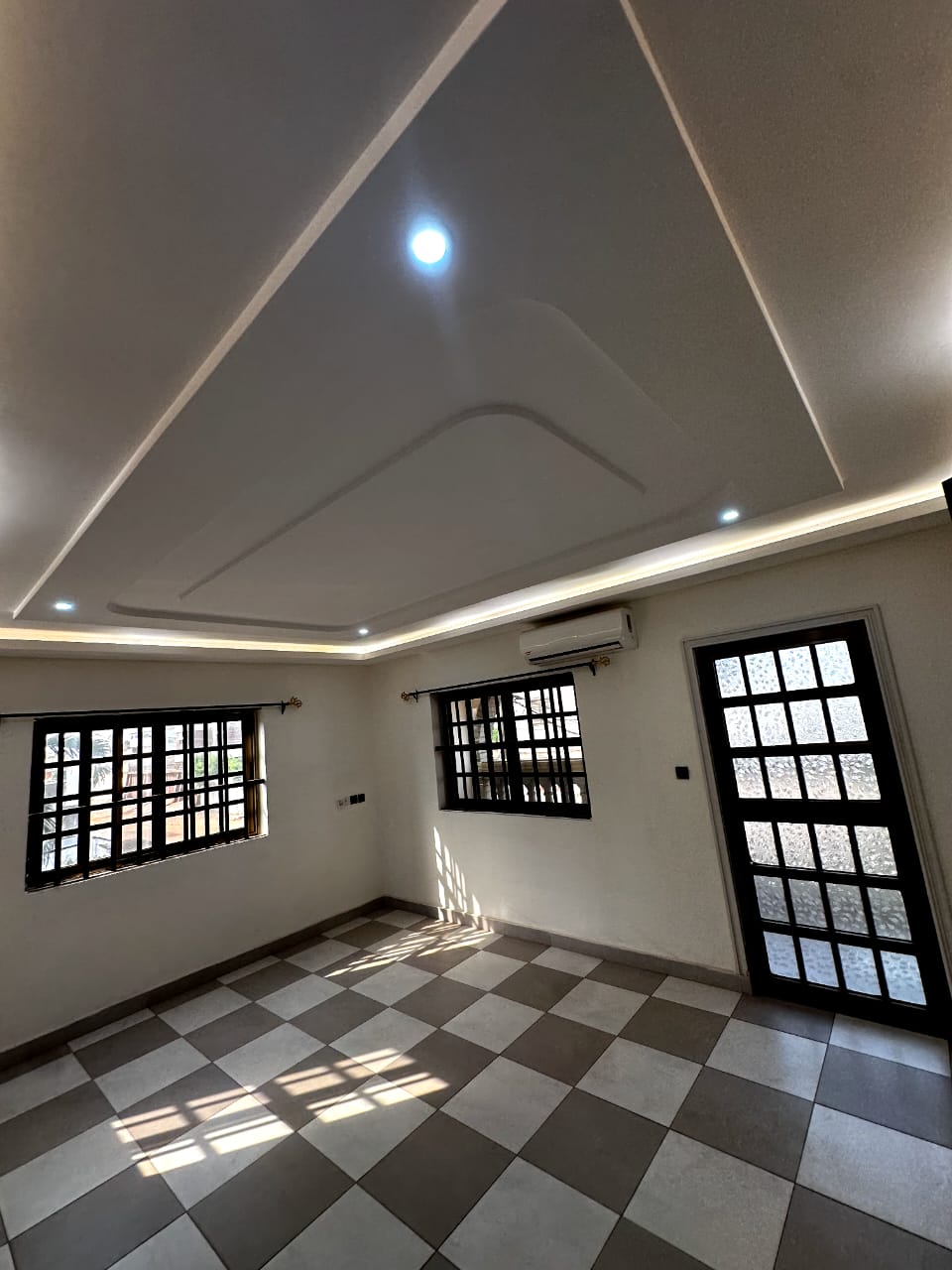 Villa duplex 7 chambres en location à Tokoin Soted – 900.000 FCFA
