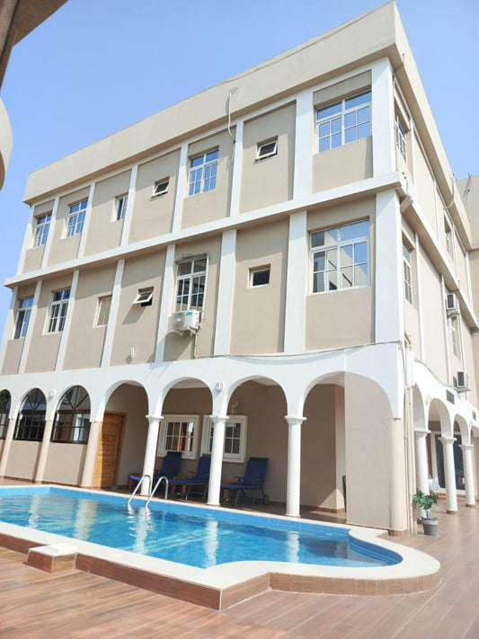 Hôtel 25 chambres de 1200 m² en vente à Alogavi, proche du goudron – 520 millions FCFA