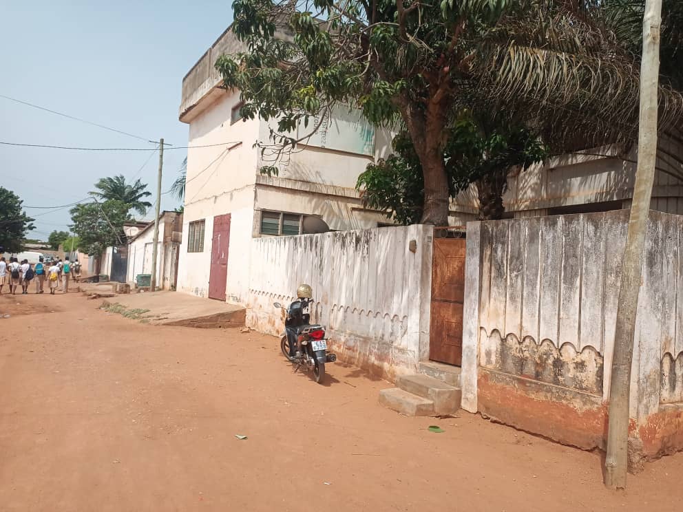 Maison de 8 chambres en vente en angle de rue à Tokoin Solidarité – 95 millions FCFA