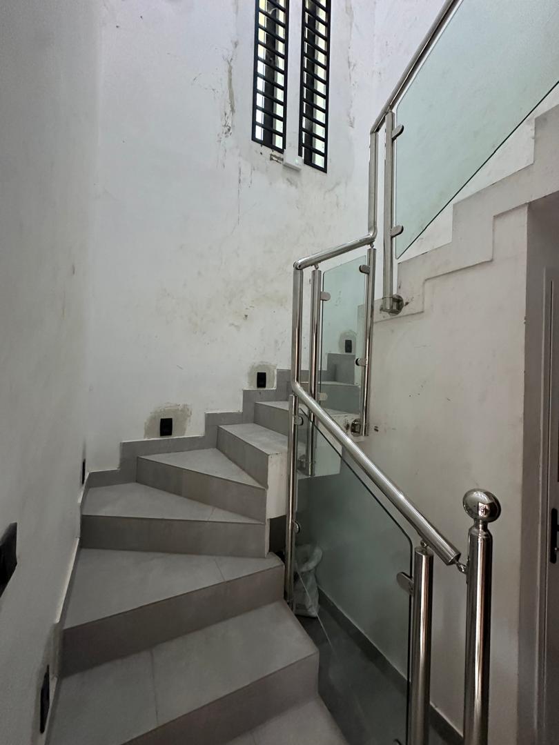 Villa duplex haut standing 7 pièces en location à Avépozo – 400 000 FCFA / mois