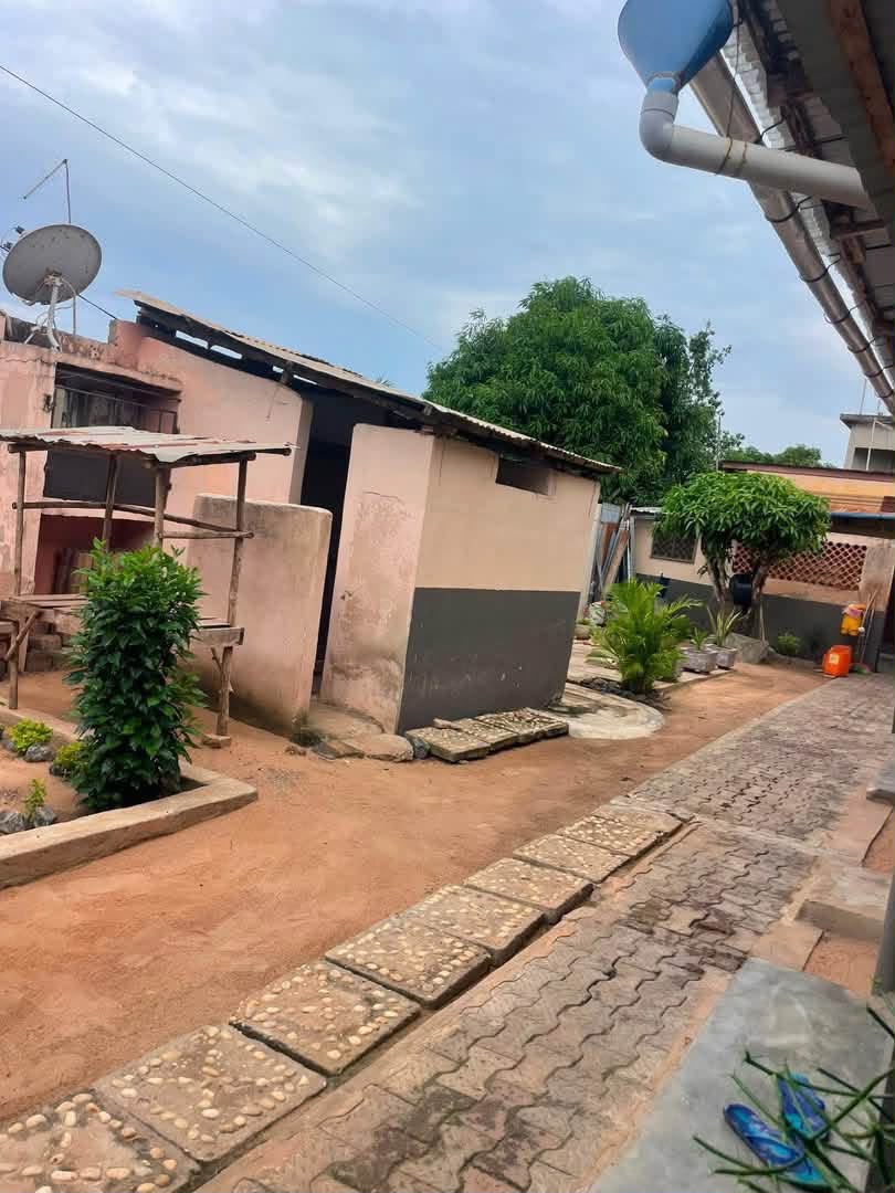Maison en vente sur demi lot à Adidogomé Boukarou, à 400m du goudron – 32 millions FCFA