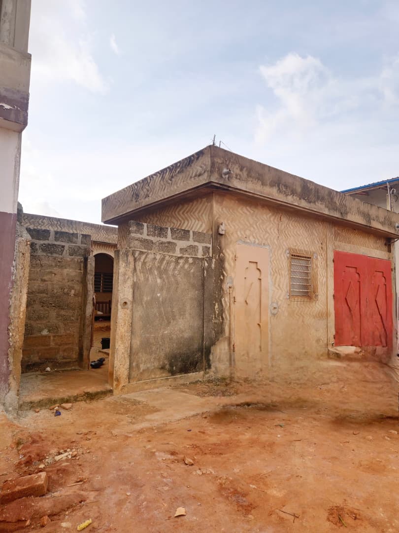 Terrain en vente en angle de rue à Sogbossito – 30 millions FCFA