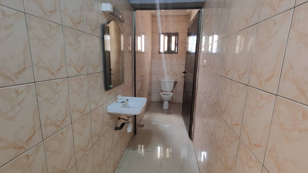 Villa 6 chambres à louer à Totsi proche de l'église catholique – 500000 FCFA