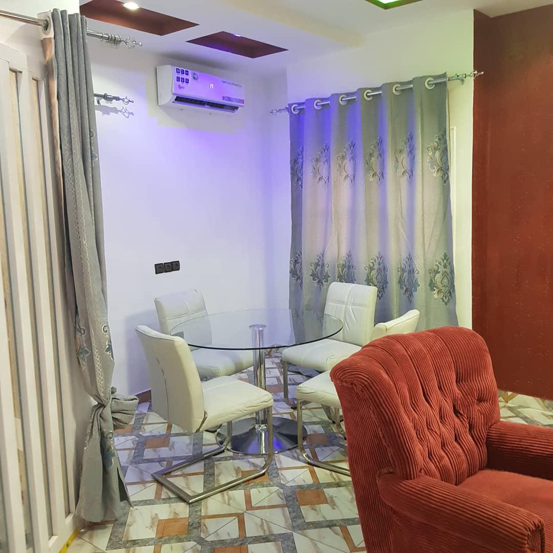Appartement meublé 3 chambres en location à Segbe Rasta – 500000 FCFA/mois