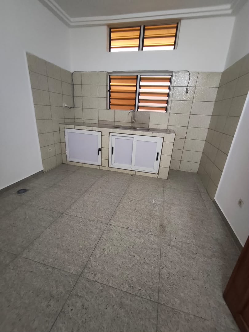 Cour unique de 4 chambres salon en location à Djidjolé Donou au bord du goudron – 350000 FCFA