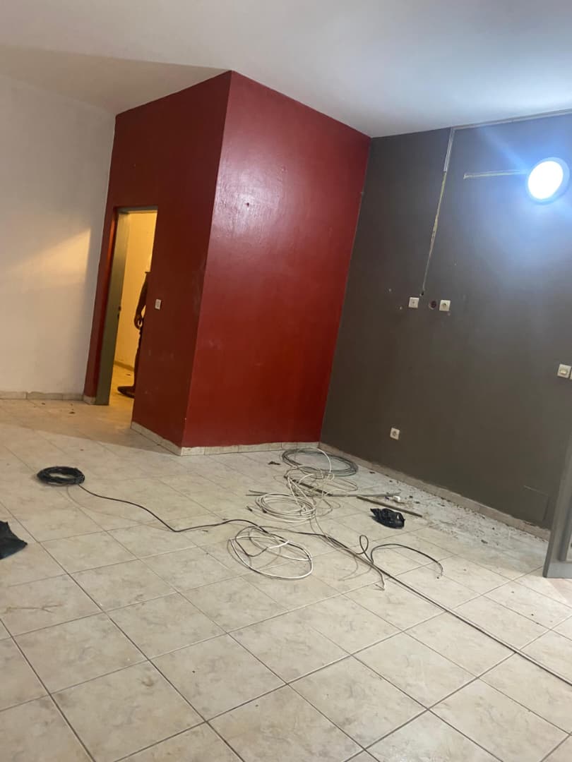 Villa basse 3 chambres salon en rénovation à louer à Agbalépédo – 250000 FCFA
