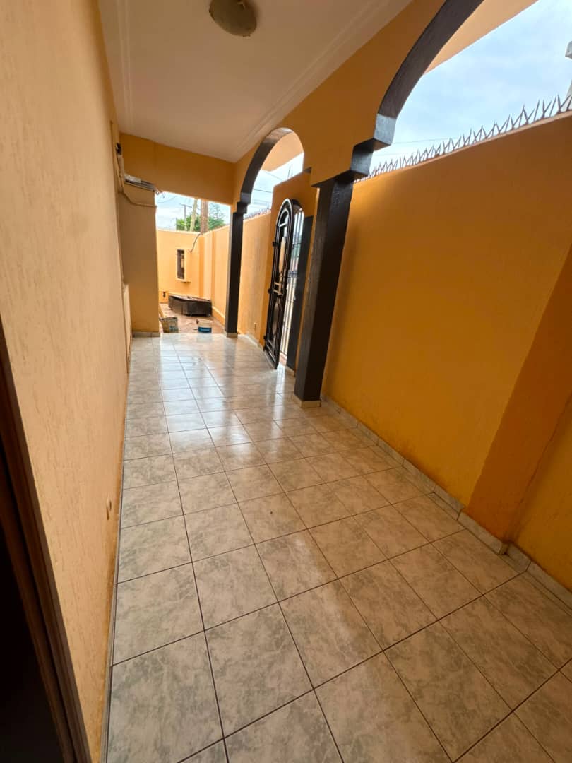 Villa 3 chambres en location en angle de rue à Hédzranawoé – 250 mille FCFA/mois
