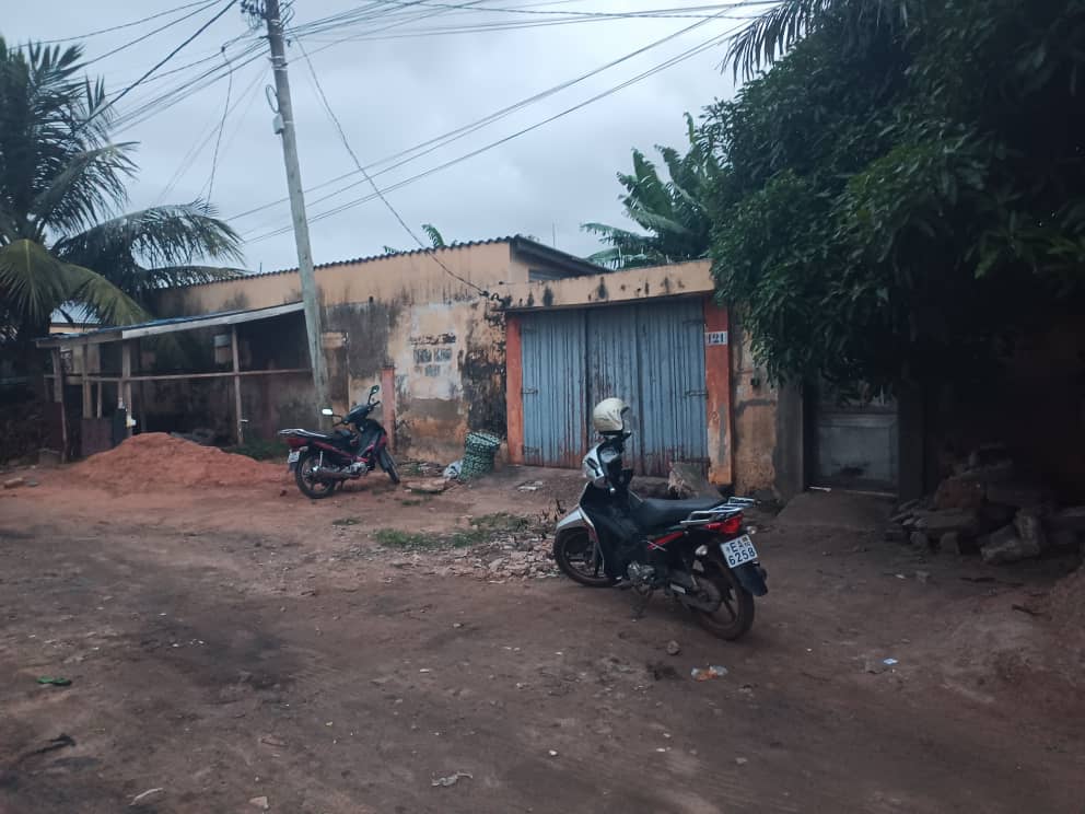 Maison de location en vente à Totsi Gblinkomé, proche du goudron – 25 millions FCFA