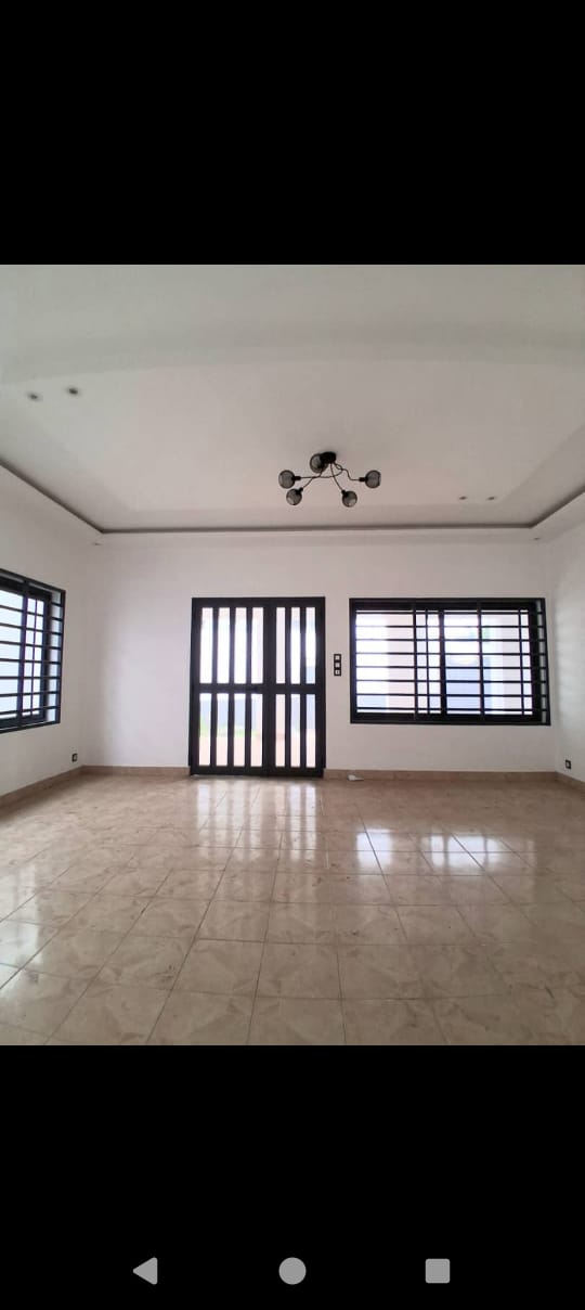 Villa basse 3 chambres salon à louer à Nyékonakpoé – 300000 FCFA