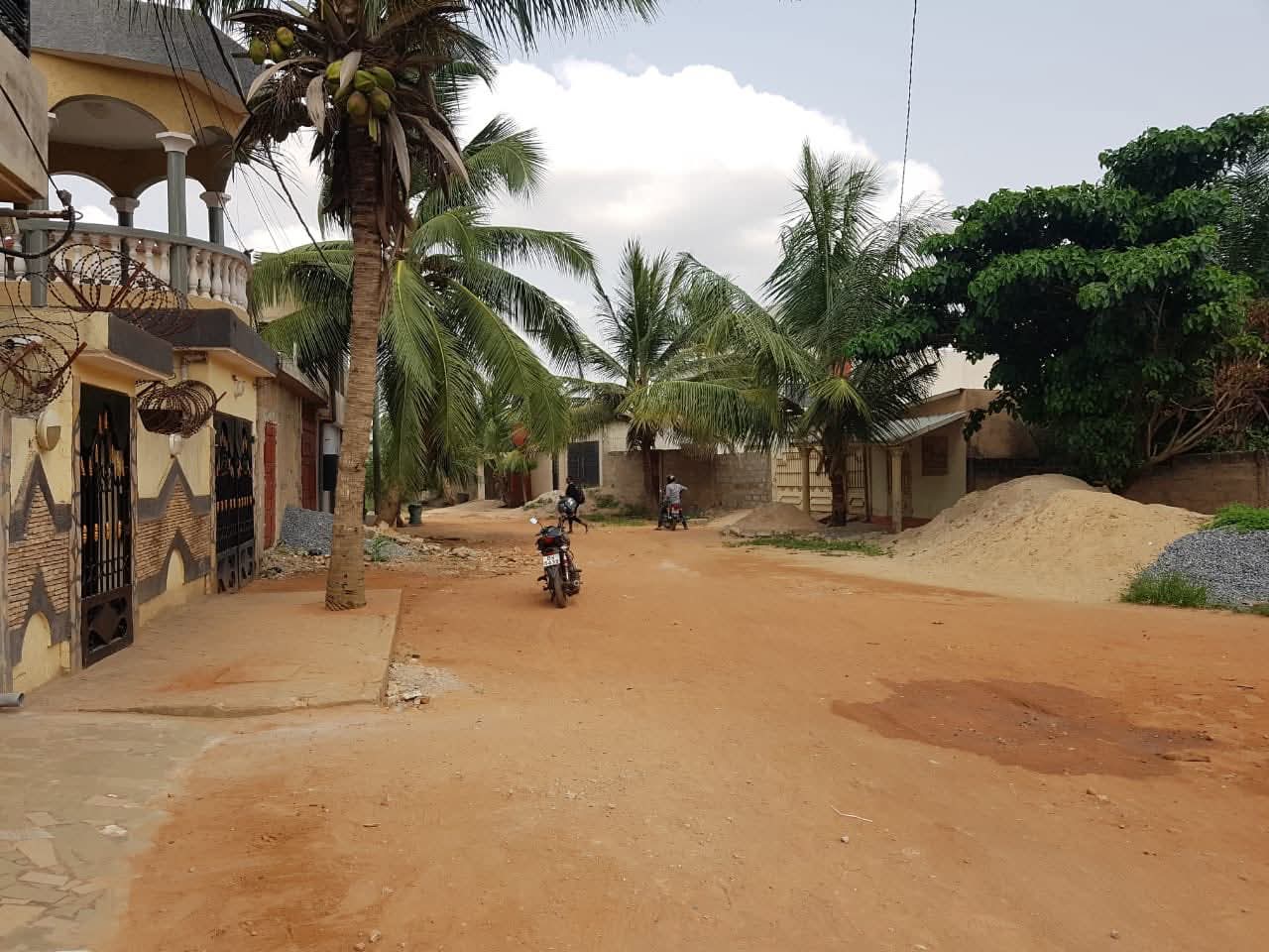 Terrain d'un demi-lot carré angle de rues en vente à Légbassito Madjikpeto – 12 500 000 FCFA
