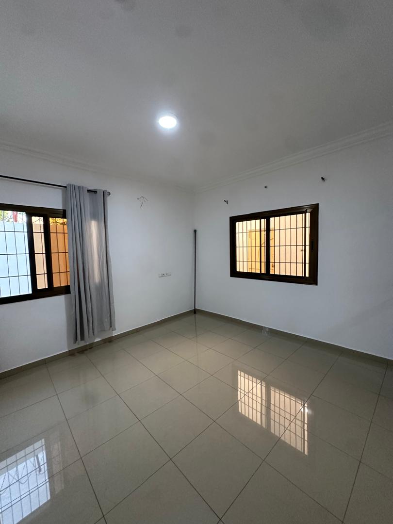 Villa duplex 3 chambres à louer à Avepozo proche du goudron – 300000 FCFA/mois