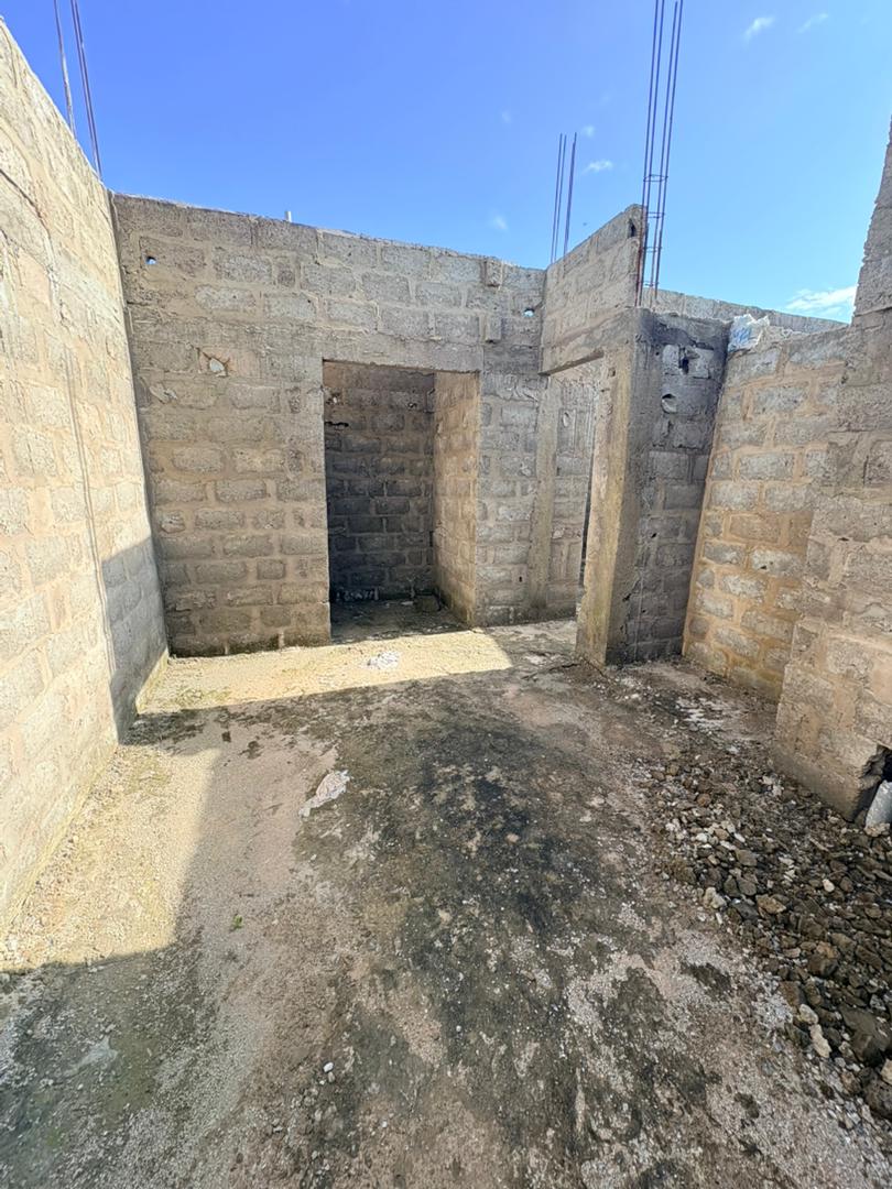 Villa inachevée 3 chambres sur demi lot en vente à Aképé, à 150 m du goudron – 15 millions FCFA