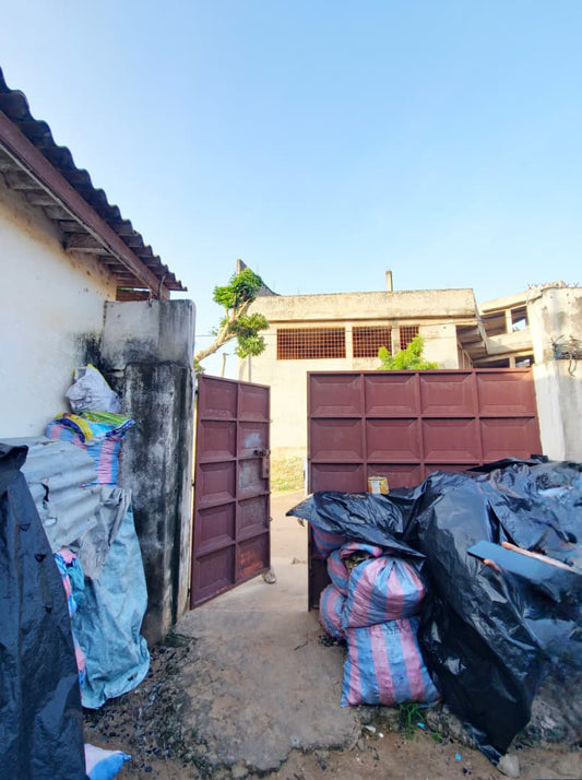 Maison 3 pièces et 1 chambre de 240 m² avec boutique en vente en angle de rue à Totsi Gblinkomé – 20 millions FCFA
