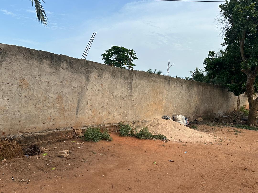 Demi lot de terrain cloturé en vente à Agoè Sogbossito – 13.500.000 FCFA