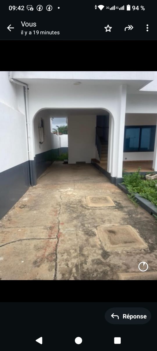 Villa basse 3 chambres salon à louer à Nyékonakpoé – 300000 FCFA