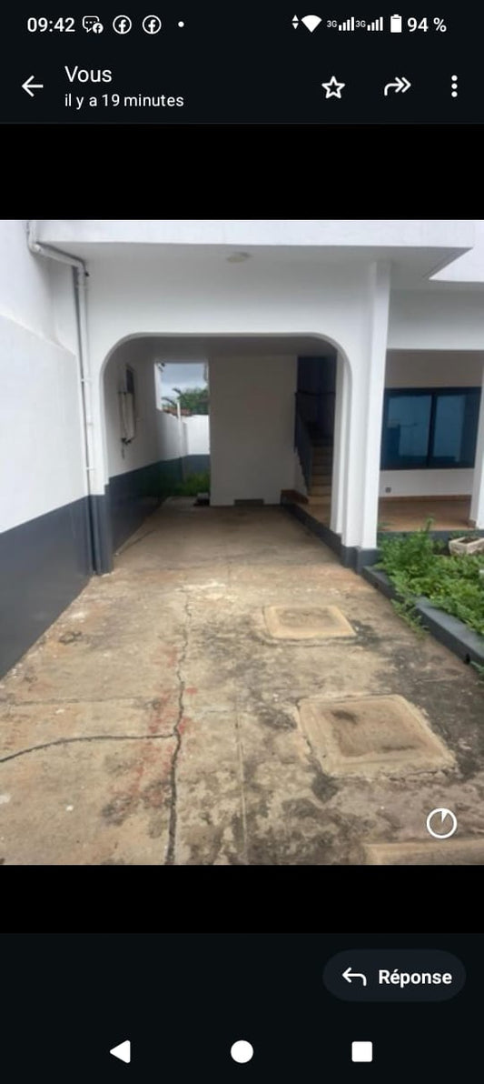 Villa basse 3 chambres salon à louer à Nyékonakpoé – 300000 FCFA