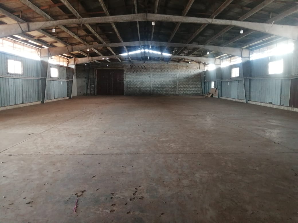Grand entrepôt à louer dans la zone portuaire (Grand Moulin) – 2 millions 500 FCFA