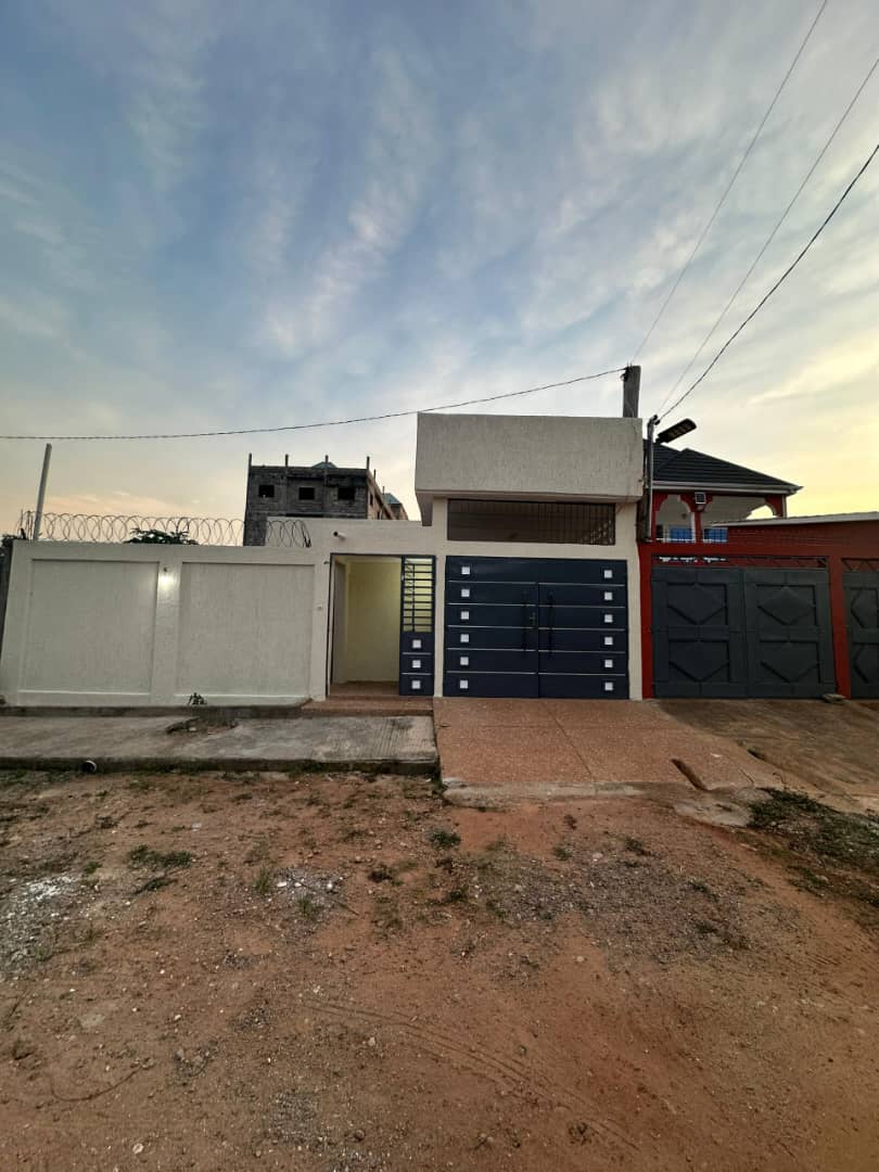 Villa 3 chambres en vente sur 300 m² à Zanguera UCAO – 57 millions FCFA