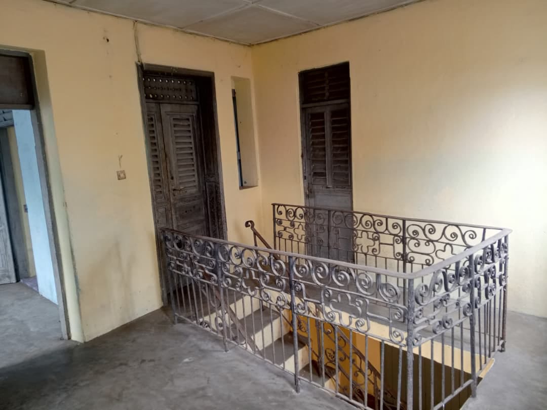 Immeuble R+1 de 600 m² en vente à Assigamé au bord du goudron – 650 millions FCFA