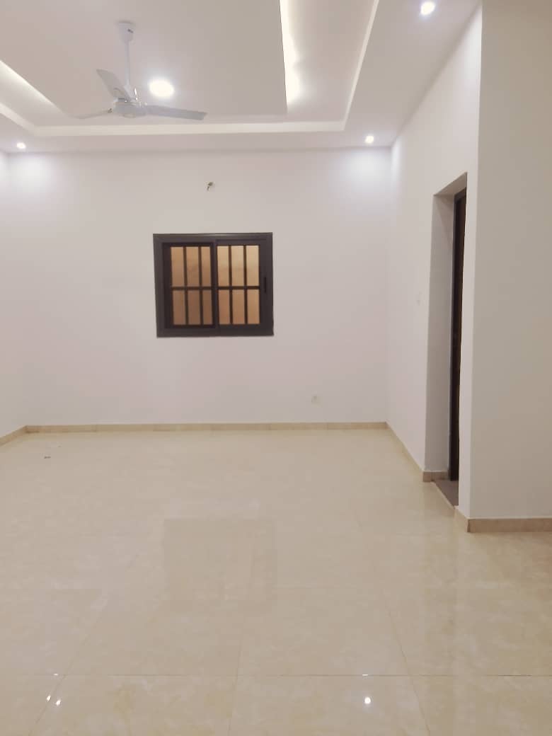 Appartement de 3 chambres à louer à Adewui Rond Point Trésor – 250 000 FCFA