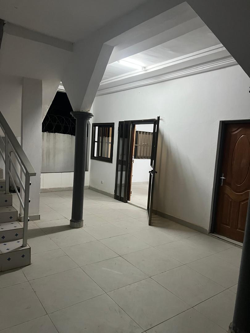 Appartement 2 chambres salon à louer à Agbalepedo non loin du goudron – 100 000 FCFA