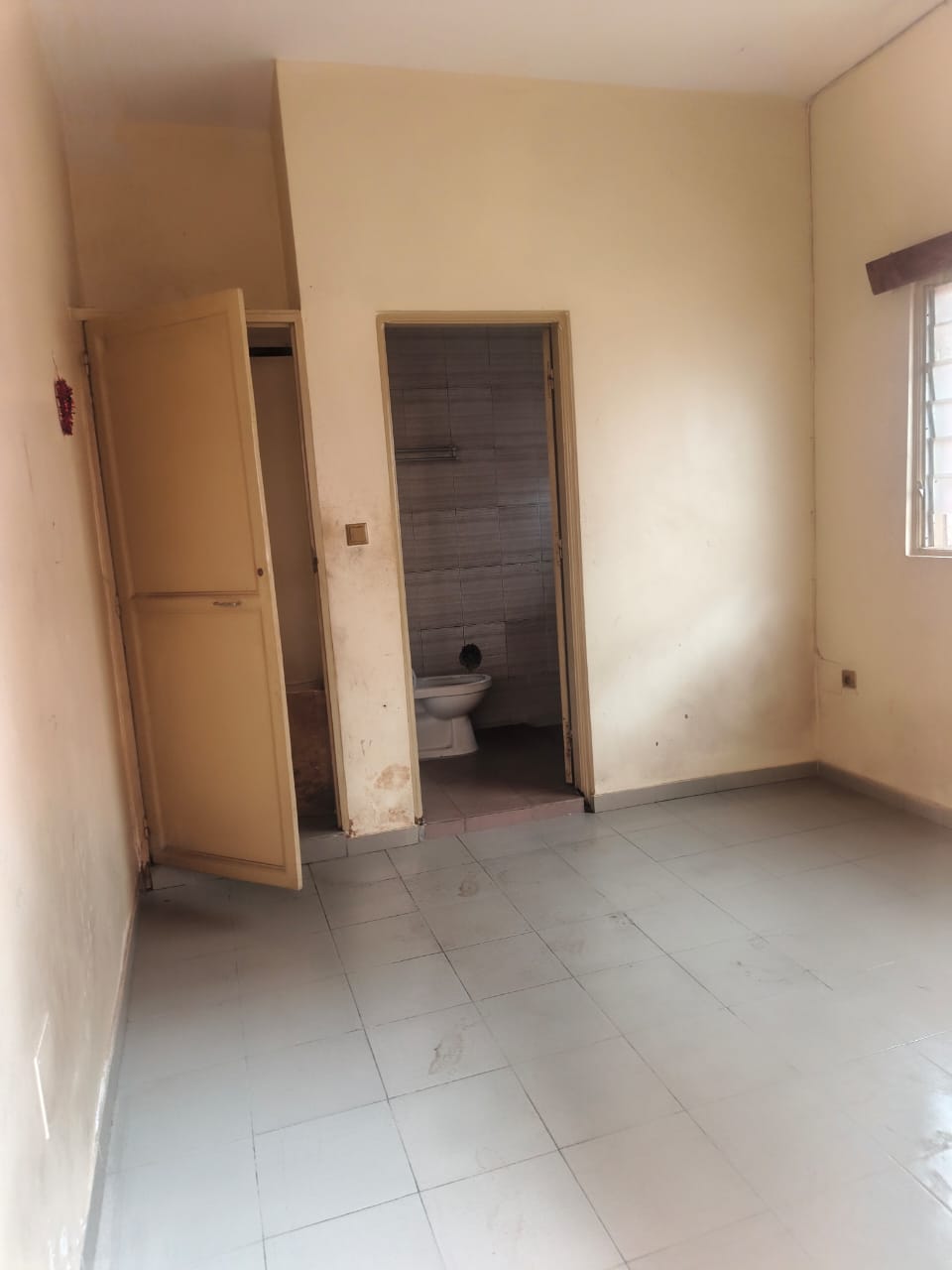 Appartement duplex 2 chambres en location à LEO 2000, à 100m du goudron – 150 000 FCFA