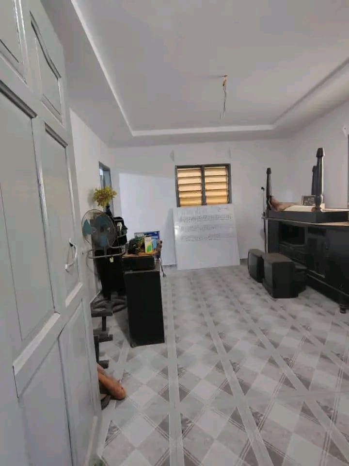Villa 2 chambres à louer à Adidogomé proche du goudron – 90 000 FCFA