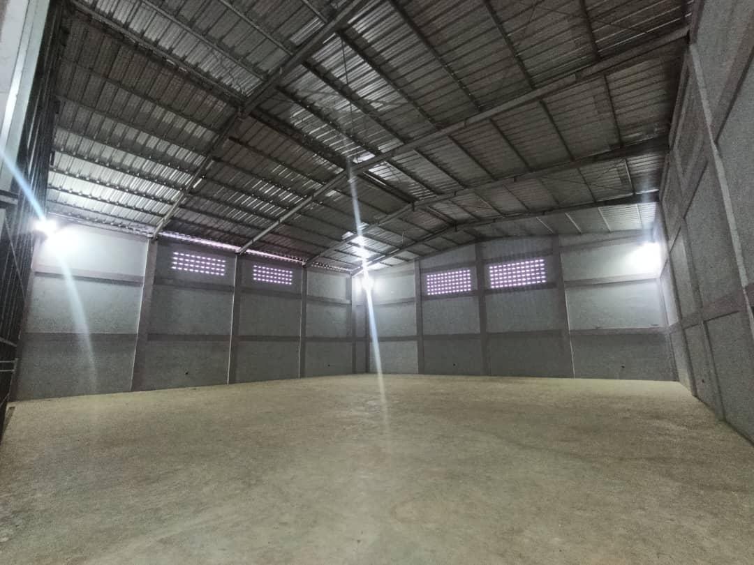 Entrepôt de 600 m² en location à Adakpamé, proche du goudron – 1 million FCFA