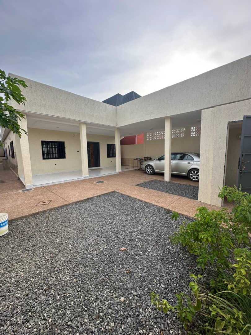 Villa 3 chambres en vente sur 300 m² à Zanguera UCAO – 57 millions FCFA