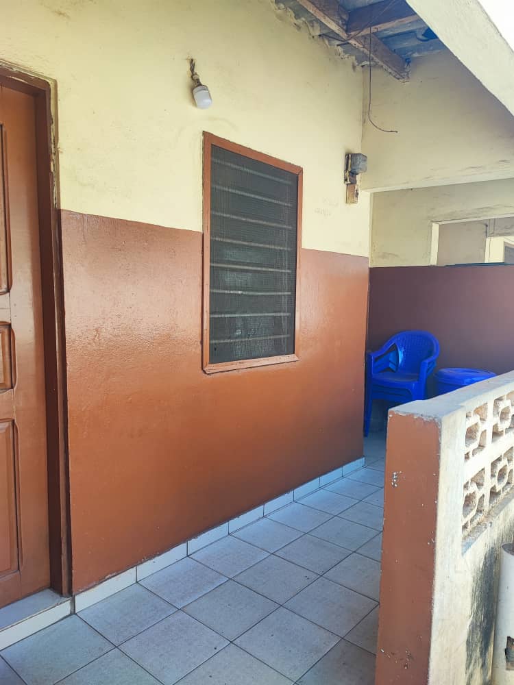 Maison de location en vente à Agoè Filoparc, proche goudron – 30 millions FCFA