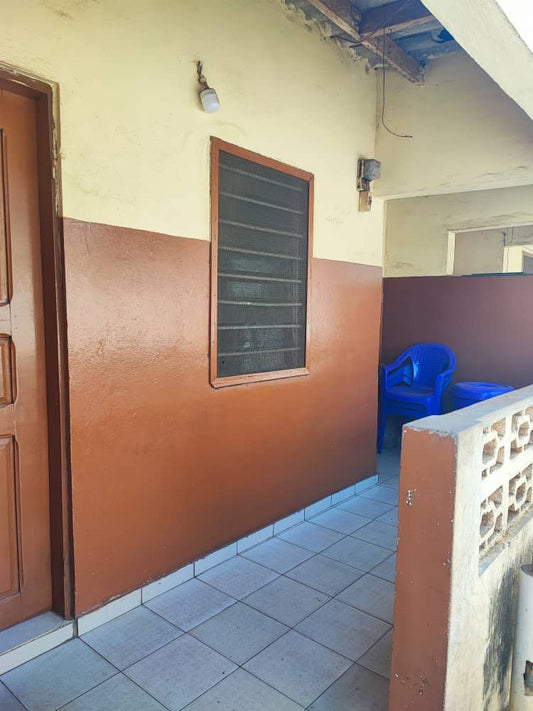 Maison de location en vente à Agoè Filoparc, proche goudron – 30 millions FCFA
