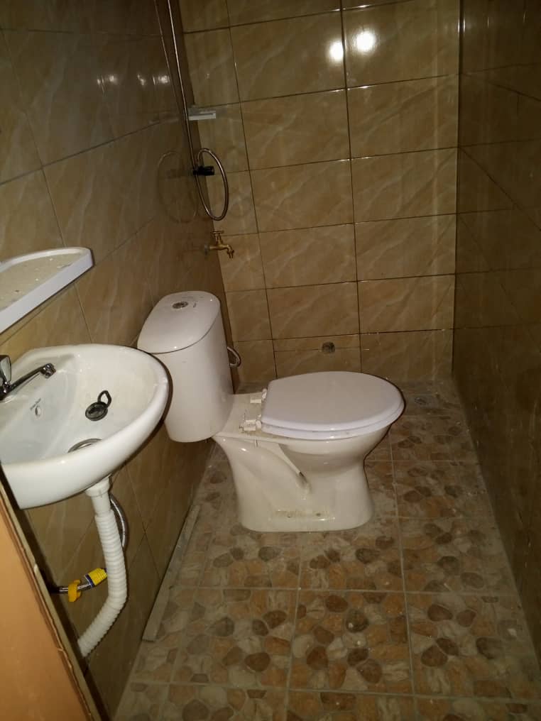 Appartement 2 chambres salon en location à Attiégou – 70 000 FCFA/mois
