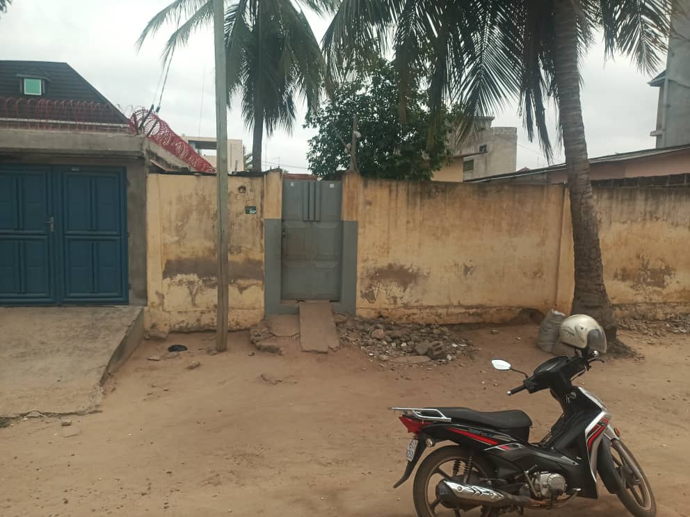 Maison 6 pièces sur demi-lot clôturé en vente à Totsi Gblinkomé – 30 millions FCFA