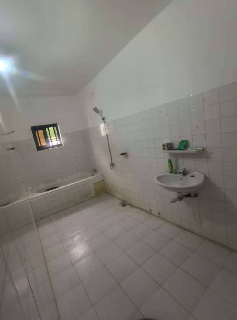 Villa cour unique 4 chambres en location à Tokoin Forever – 500 000 FCFA