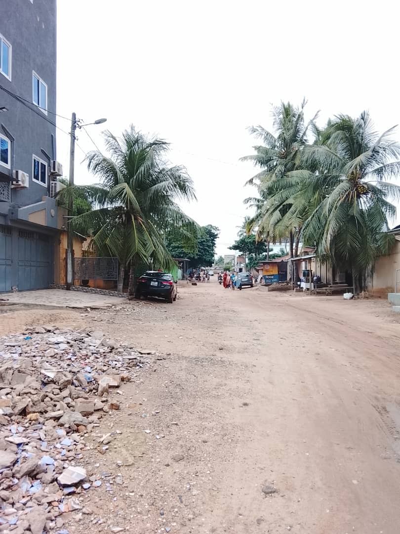 Terrain de 300 m² avec boutique 2 pièces en vente à Totsi proche du goudron – 22 millions FCFA
