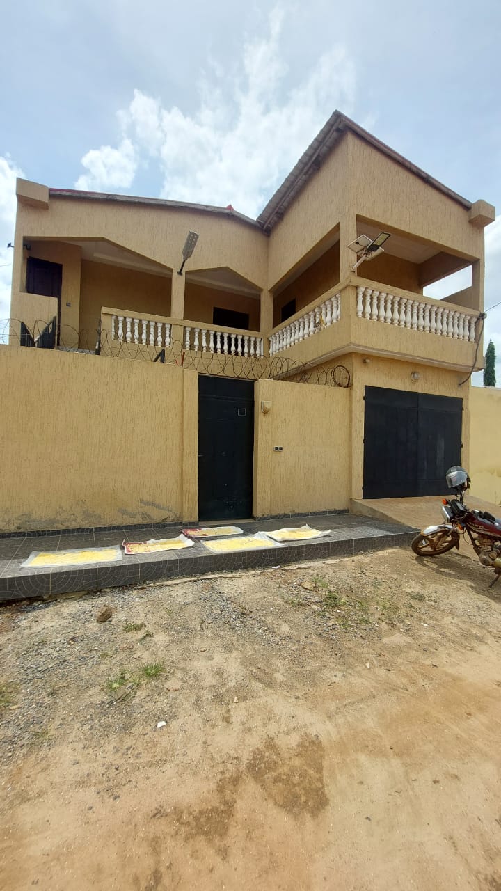Villa duplex 5 chambres à louer à Agoé Assiyéyé – 450000 FCFA