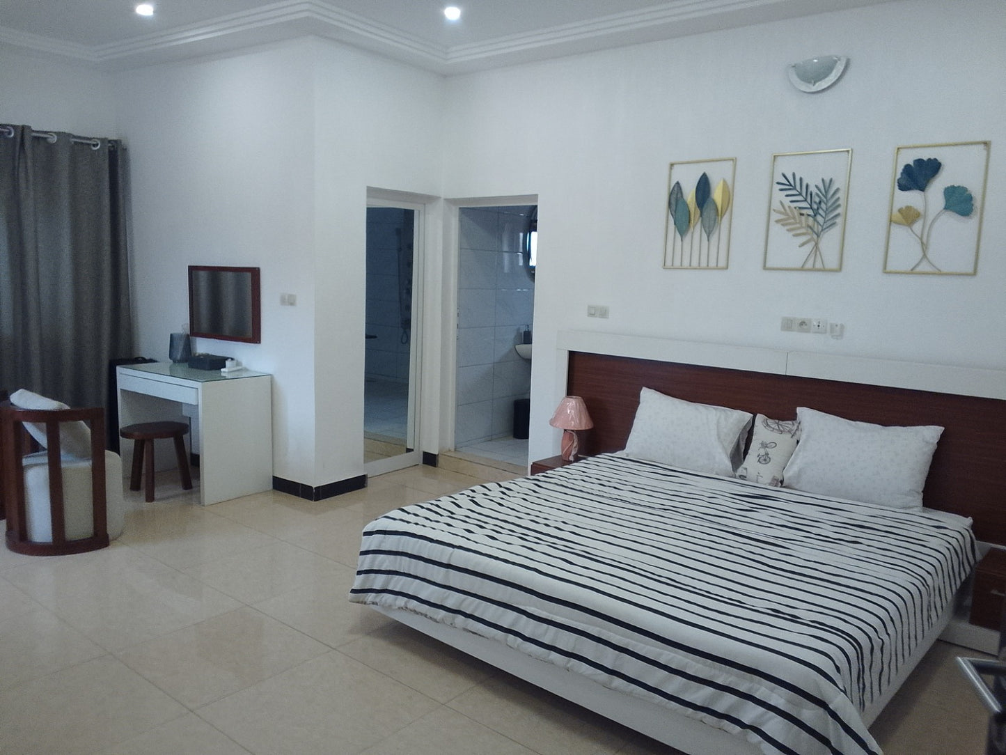 Villa duplex meublée en vente à Baguida monument, angle de rue – 600 millions FCFA