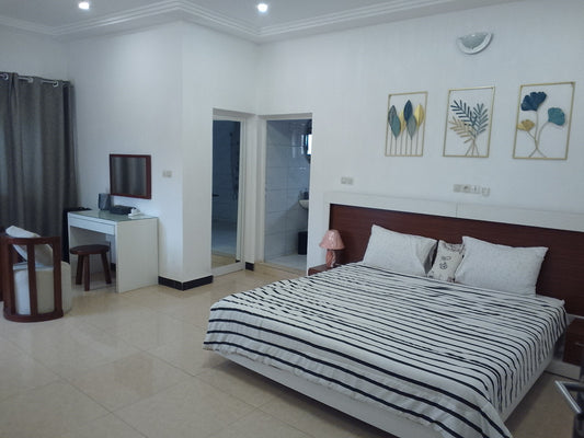 Villa duplex meublée en vente à Baguida monument, angle de rue – 600 millions FCFA