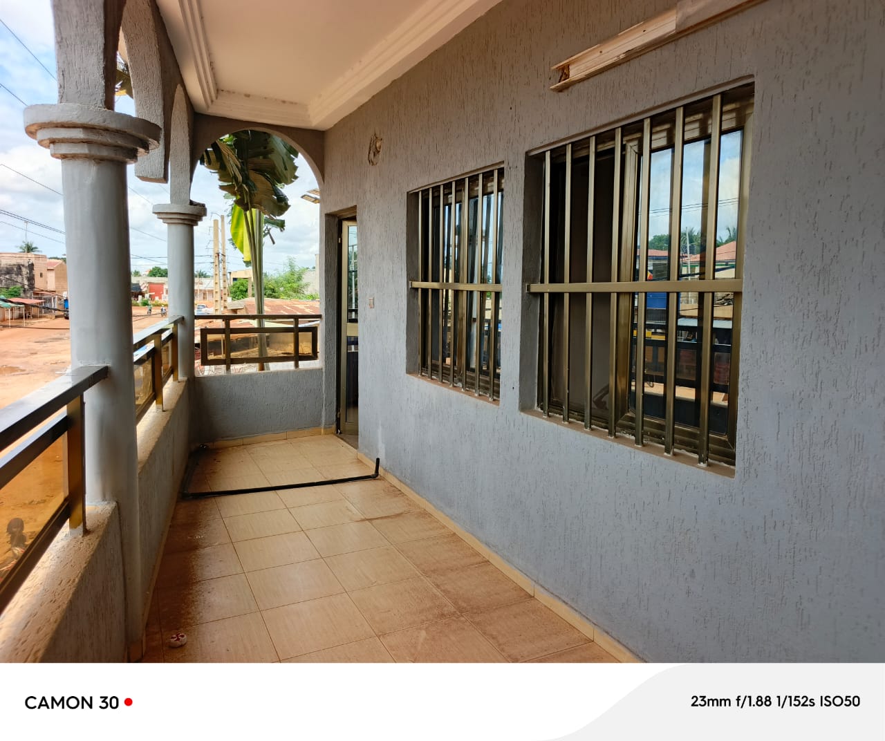 Villa duplex 6 chambres à louer en bordure de goudron à Agoè Assiyéyé – 600 000 FCFA